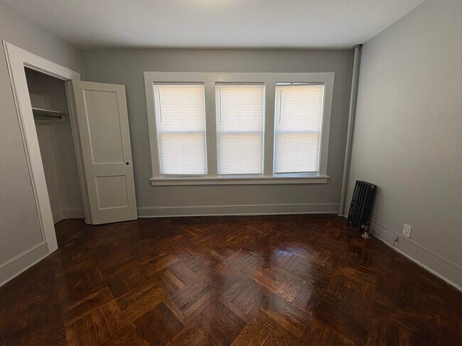 Building Photo - 762 Forest St