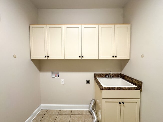 Building Photo - Gorgeous 4 Bed 2.5 Bath Home in Pinehurst