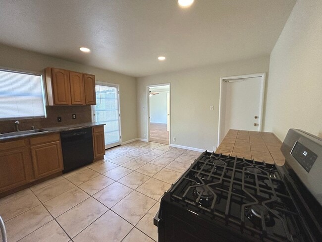 Building Photo - 3 bedroom, 2 bath Concord Home