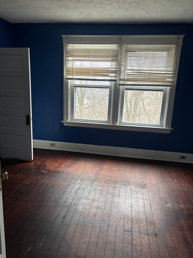 Building Photo - 2 bed 1 bath single family