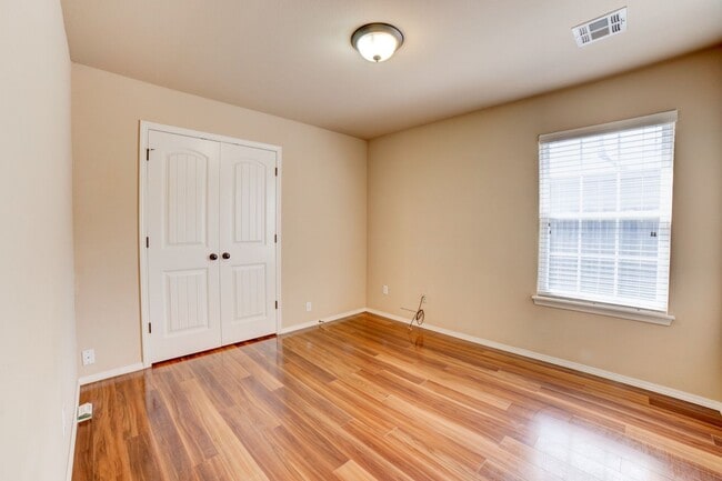 Building Photo - Tulsa Beauty Available Beginning of Januar...