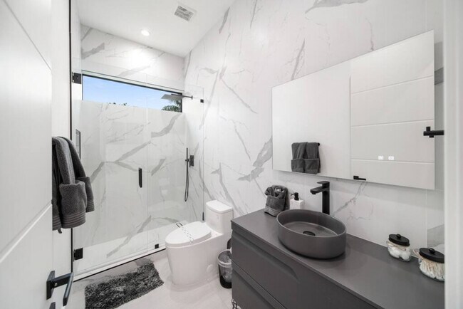 Building Photo - 601 NE 16th Ave