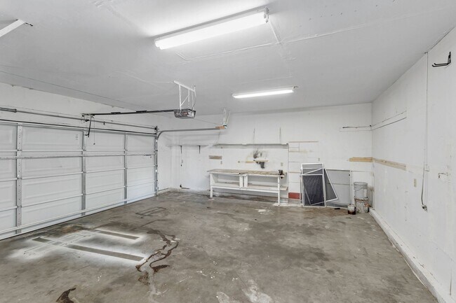 Building Photo - Spacious 4-Bed, 2-Bath