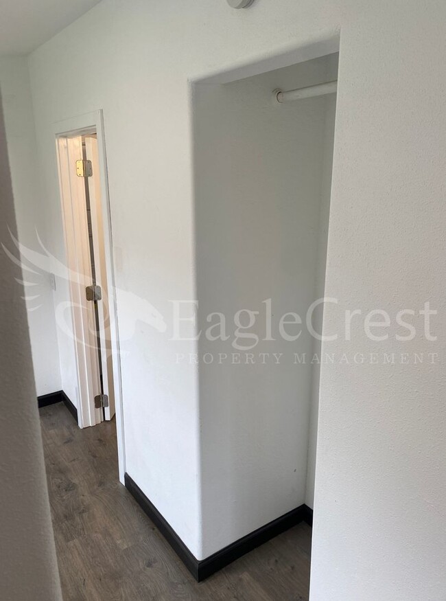 Building Photo - One Bedroom Cottage