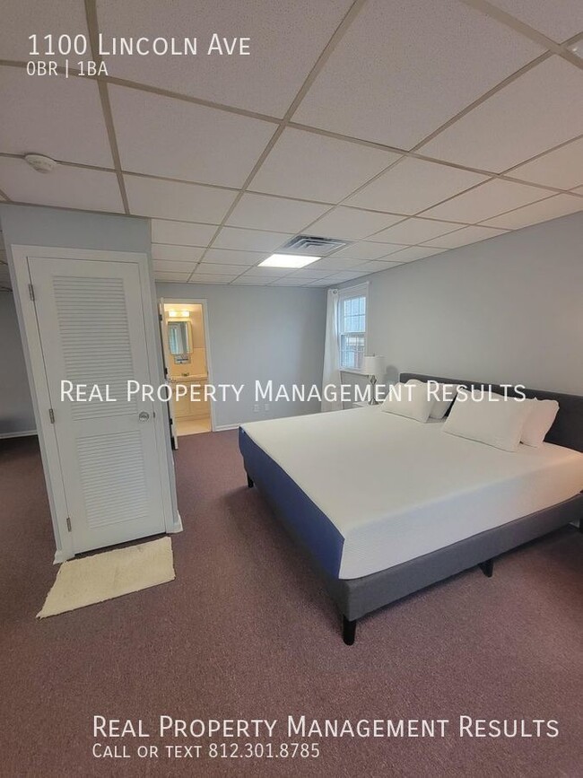Building Photo - Upstairs Studio Apartment/All Utilities In...