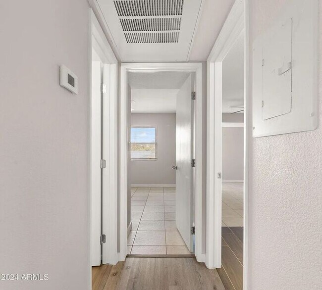 Building Photo - Upgraded 2 Bed, 2 Bath Condo - Available NOW!