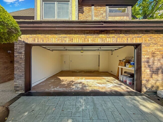 Building Photo - Stunning 4B/3BA House in Gated Community in Carlsbad!