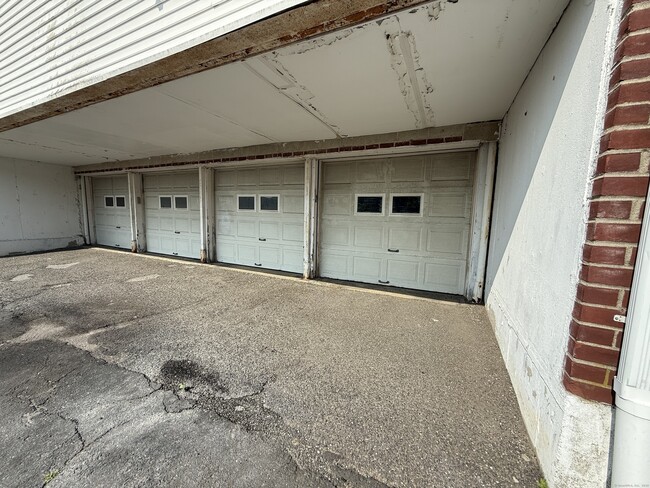 Building Photo - 324 Strawberry Hill Ave