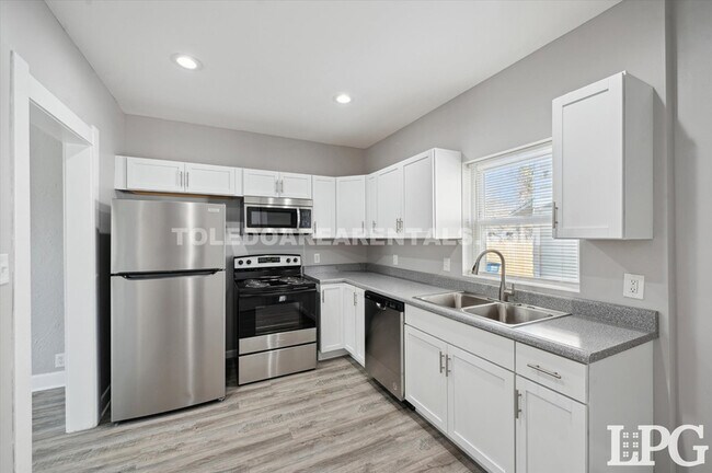 Building Photo - 630 Colima Dr