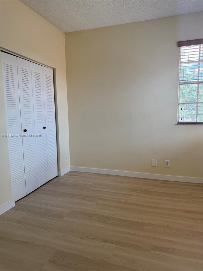 Building Photo - 1601 Sorrento Dr