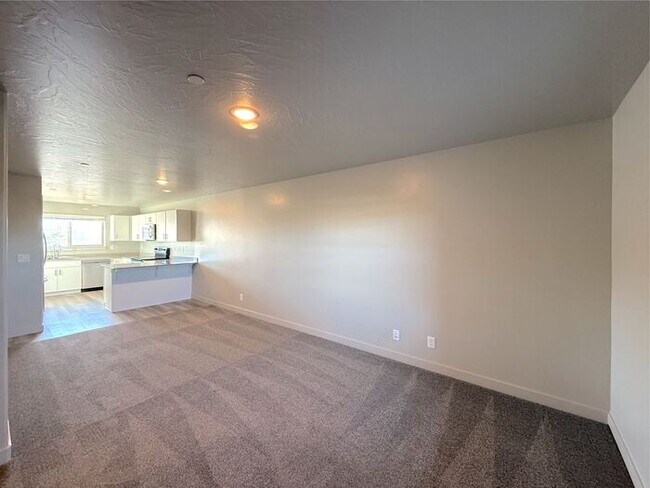 Building Photo - 2 bed, 1 bath Condo