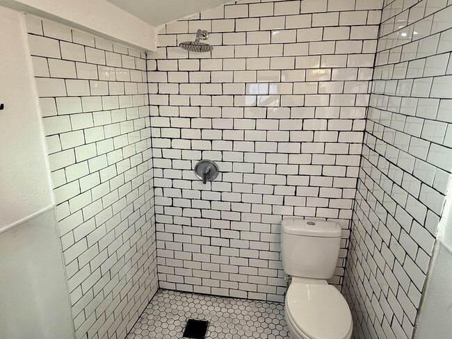 Building Photo - 5795 Kenwood Pl