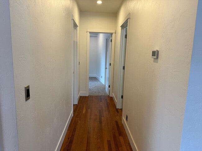 Building Photo - Beautiful 3 bedroom 2.5 bathroom house in a great neighborhood!