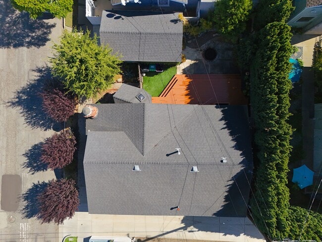 Building Photo - 2624 E 8th St