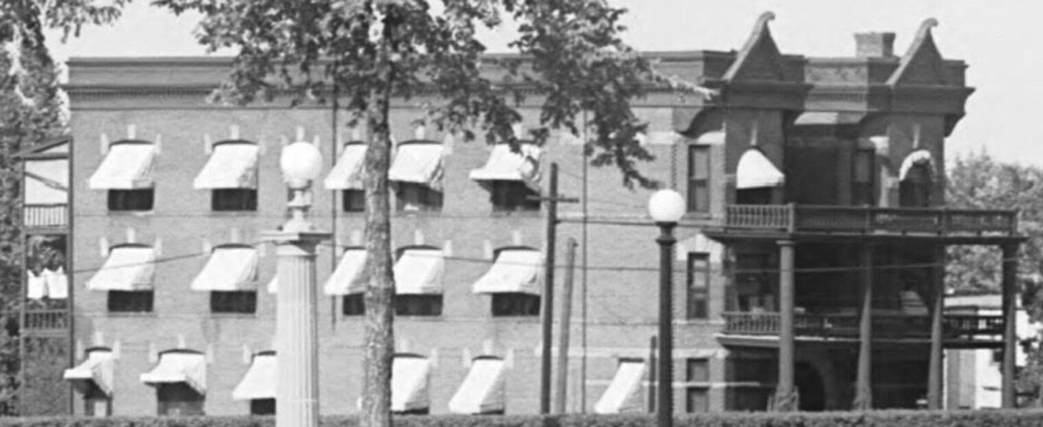 Building Photo - 2800 E 9th Ave