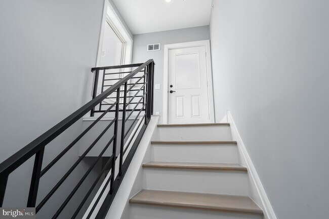 Building Photo - 2323 E Cabot St