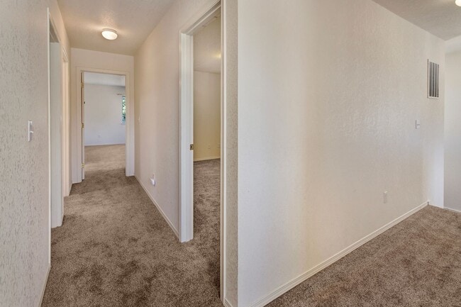 Building Photo - Must see! Spacious 3bd 2bath Ready for Imm...