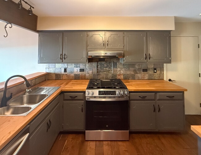 Building Photo - 15528 Whitehall Ln