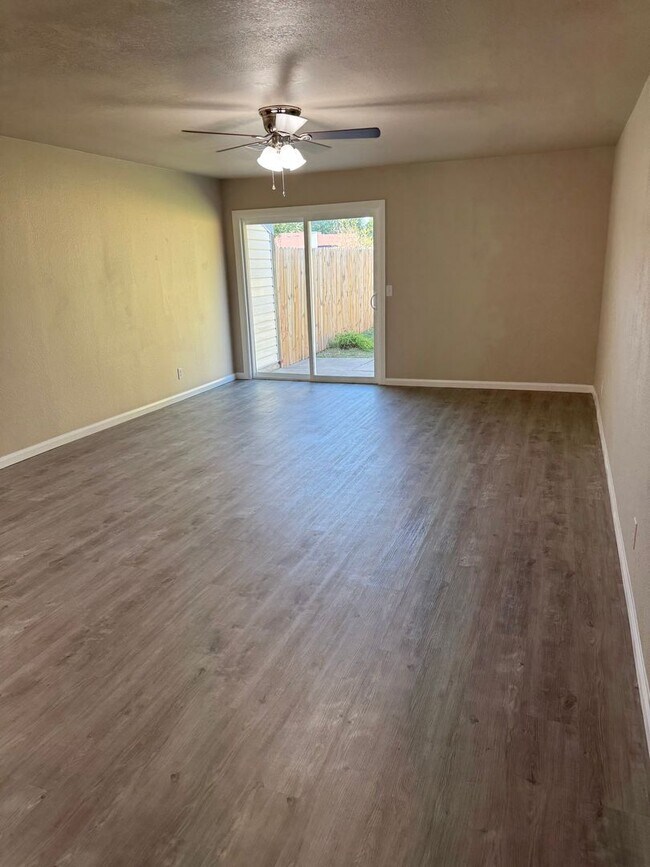 Building Photo - Fully Renovated 3 Bedroom Duplex in the he...