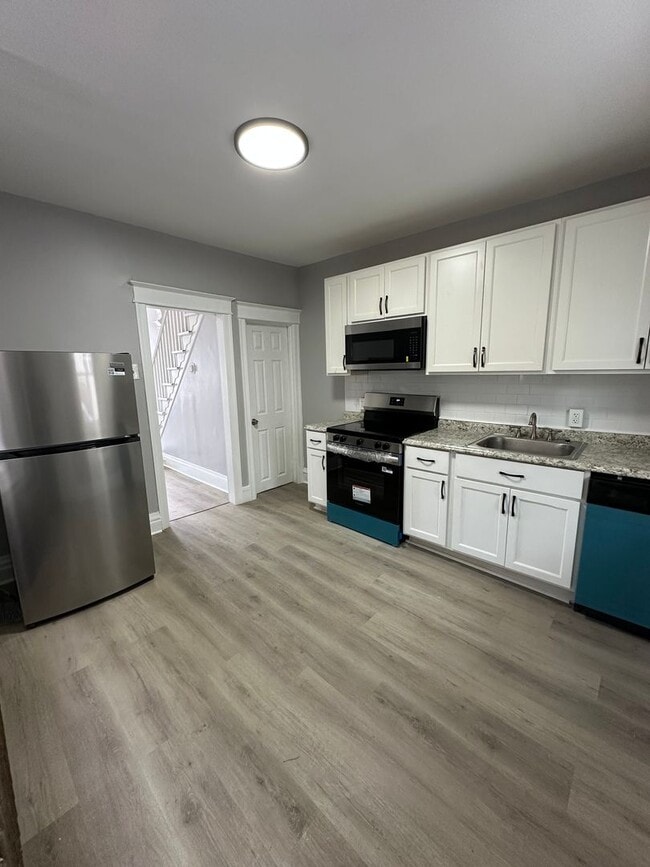 Building Photo - Beautiful renovated 3 bedroom