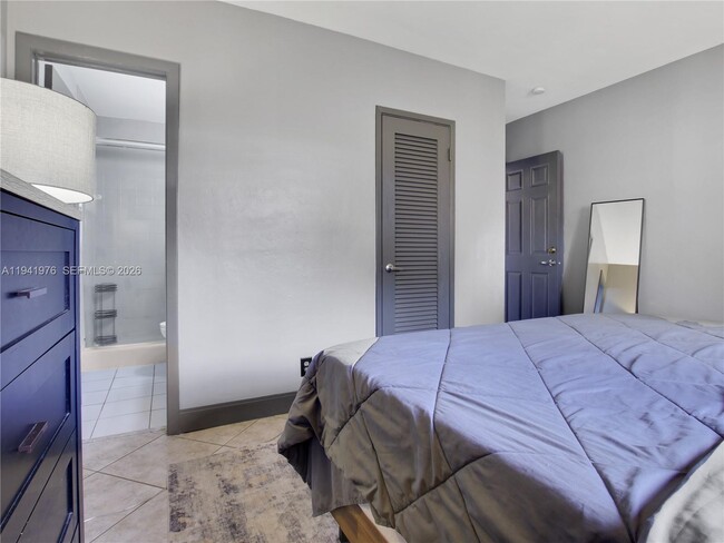 Building Photo - 1561 NE 47th St