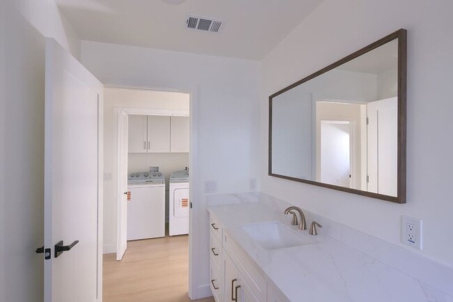 Building Photo - 621 W Glenoaks Blvd