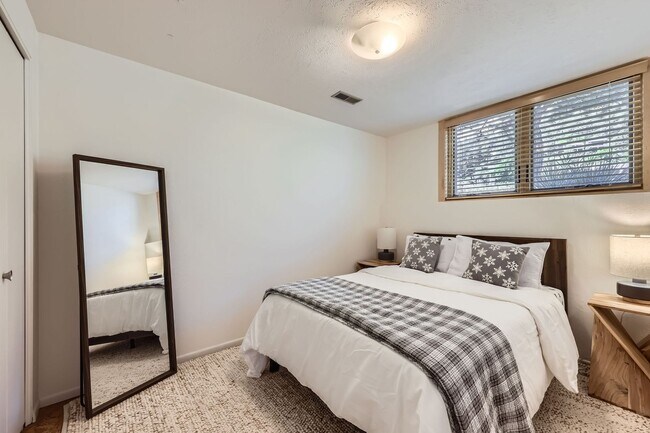 Building Photo - Stunning 4 BDR/2BA Mountain Retreat