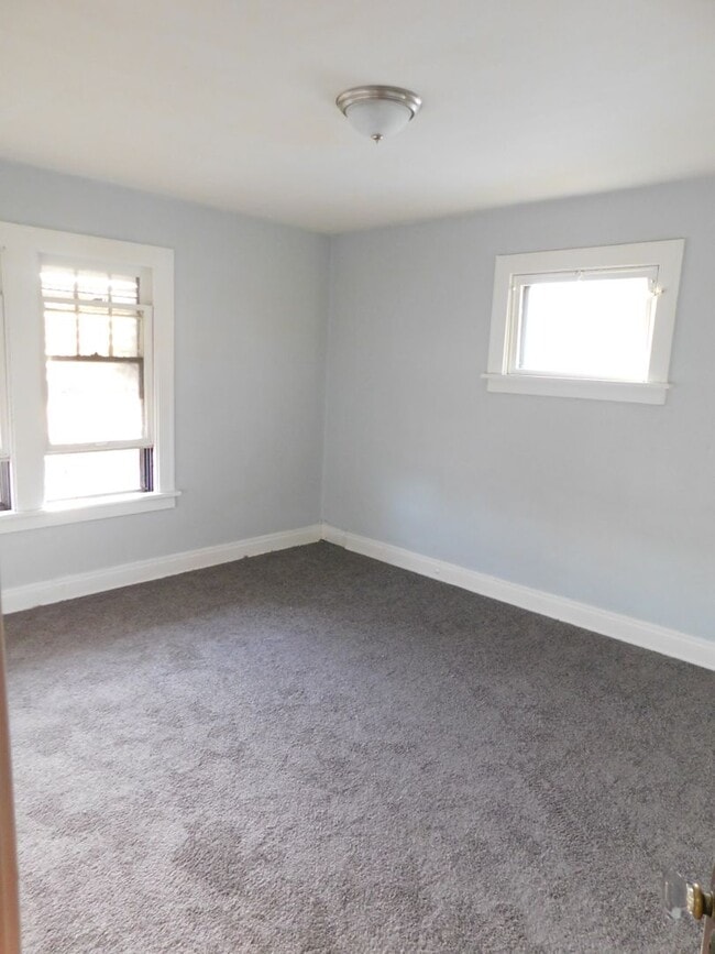 Building Photo - Beautiful 3 Bdrm Single Family Home