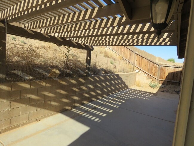 Building Photo - 5 Bedroom in quiet community!