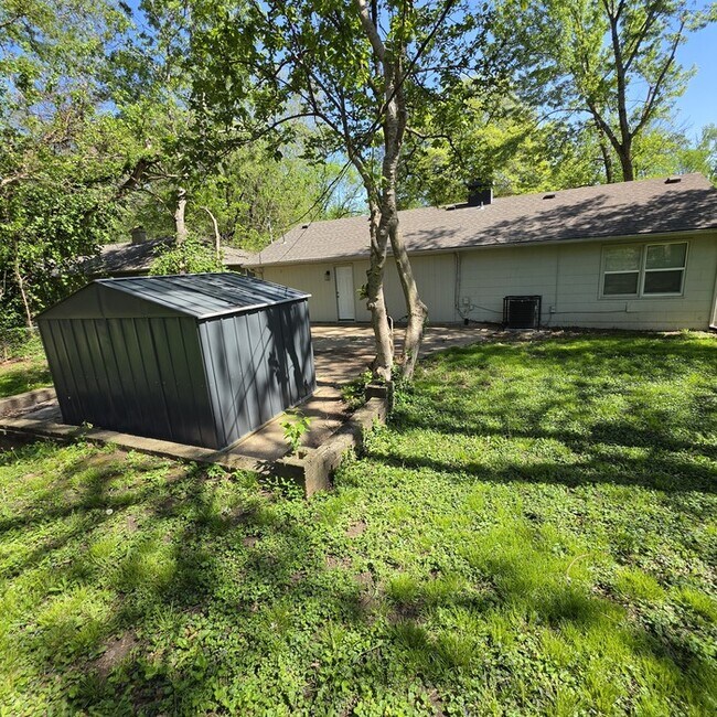 Building Photo - Beautiful 4 bedrooms and 2 full baths home located on E 113th St in Kansas City, MO