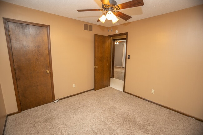 Building Photo - 131 Cresent Dr