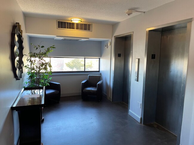 Building Photo - Highland Park Neighborhood 1 Bedroom Condo