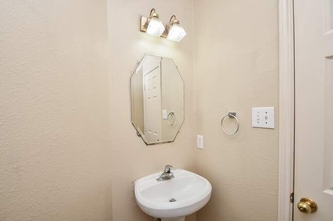 Building Photo - 15114 Snow Hill Ct