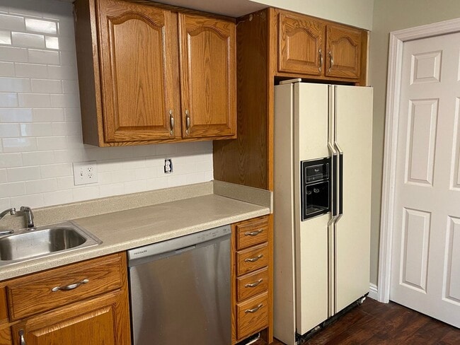 Building Photo - Town house