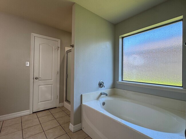 Building Photo - 5805 Thompson Pl