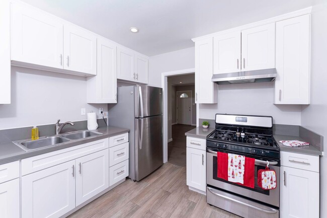 Building Photo - 2-bedroom/1-bathroom Apartment Available!!!
