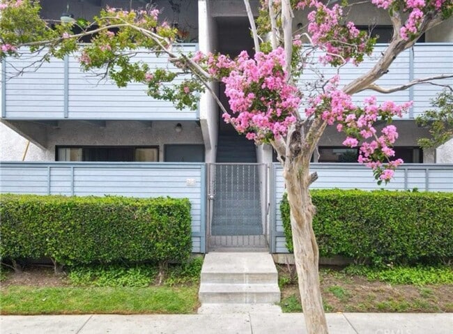 Building Photo - Beautiful Large 2+2, Balcony, Central AC ~...