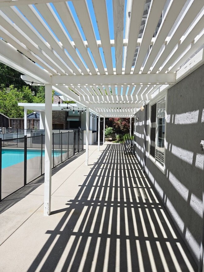 Building Photo - Stunning 4BD + Office Home with Pool in Li...