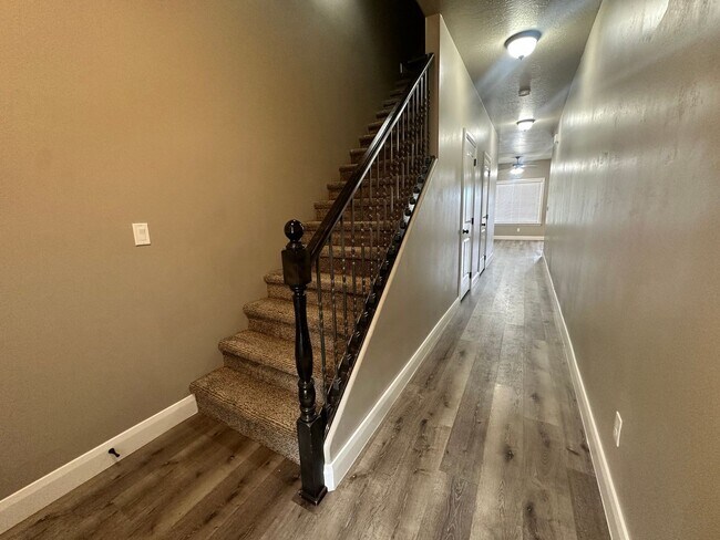 Building Photo - ** Move-in Discount** 3 Bedroom - 2.5 bathroom - in the heart of Cedar City!