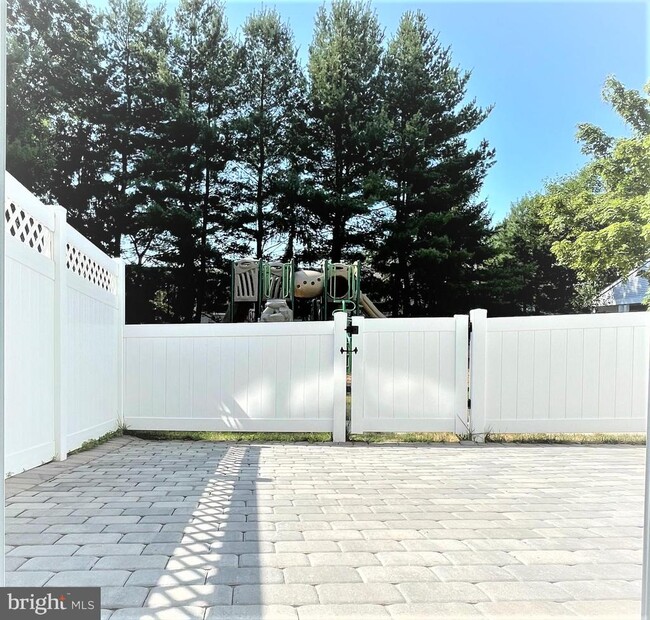 Building Photo - 210 William Livingston Ct