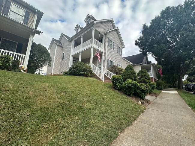 Building Photo - 3 Bedroom House in Wyndhurst