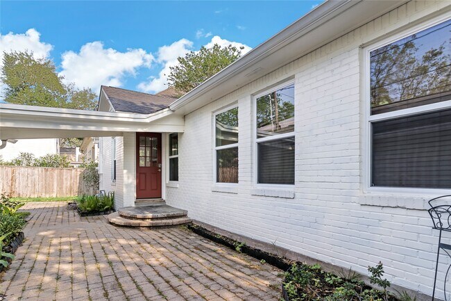 Building Photo - 2530 Wordsworth St