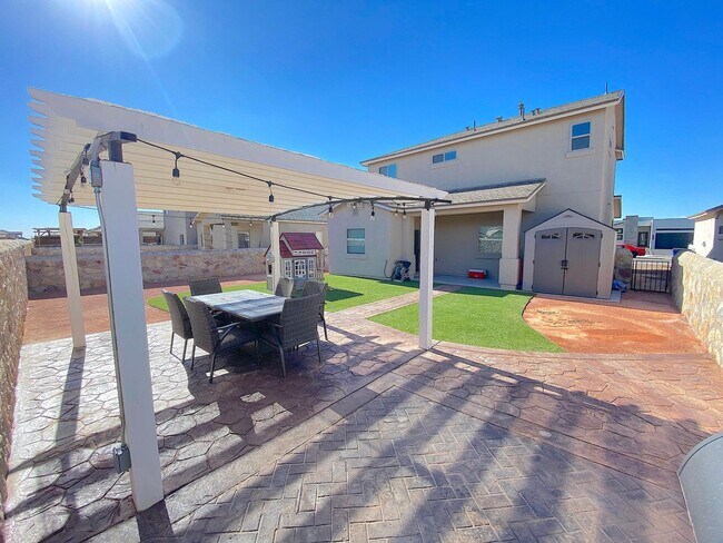 Building Photo - East El Paso 3 bed Refrig A/C w/ Gorgeous ...