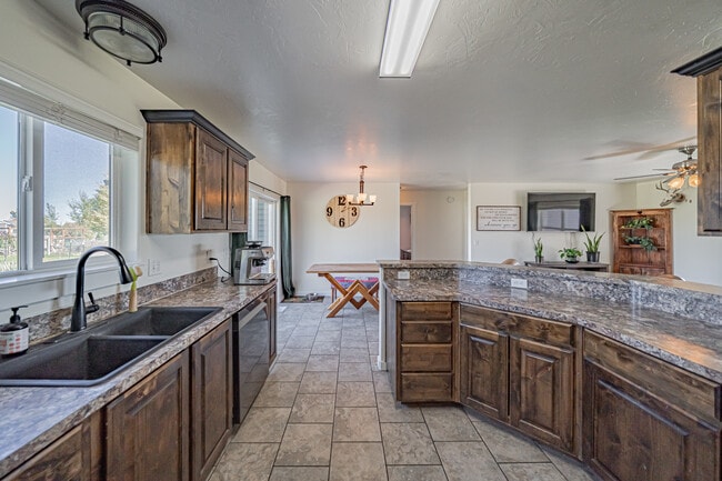 Building Photo - 416 W 260 N