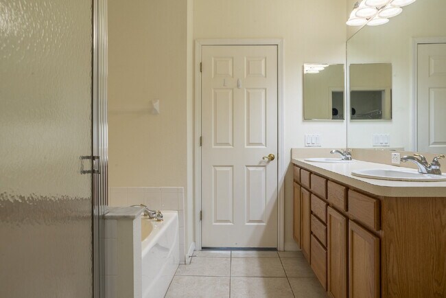 Building Photo - Pinellas Park, Gated Townhome Community 3/...