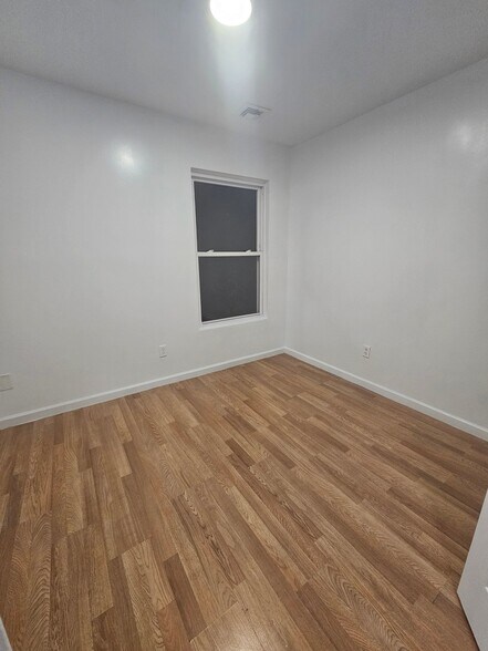Building Photo - 552 E 24th St