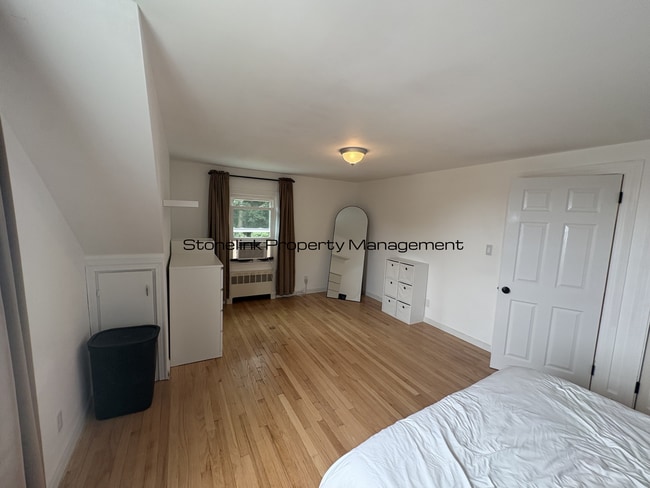 Building Photo - Newly Renovated House for Rent in Tiverton!