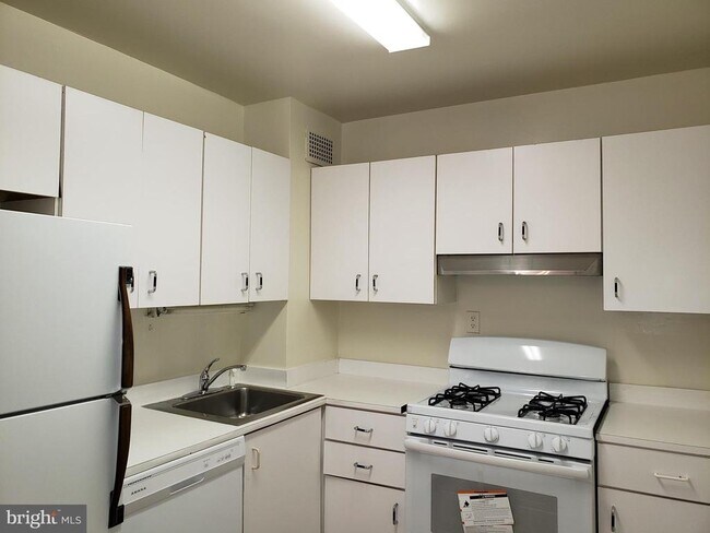 Building Photo - 130 Slade Ave