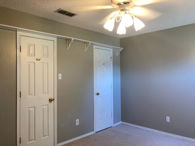 Building Photo - Pre-Leasing Self Showing - 4 bed 2 bath Mo...