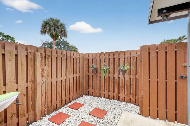 Building Photo - 5612 SE Riverboat Dr